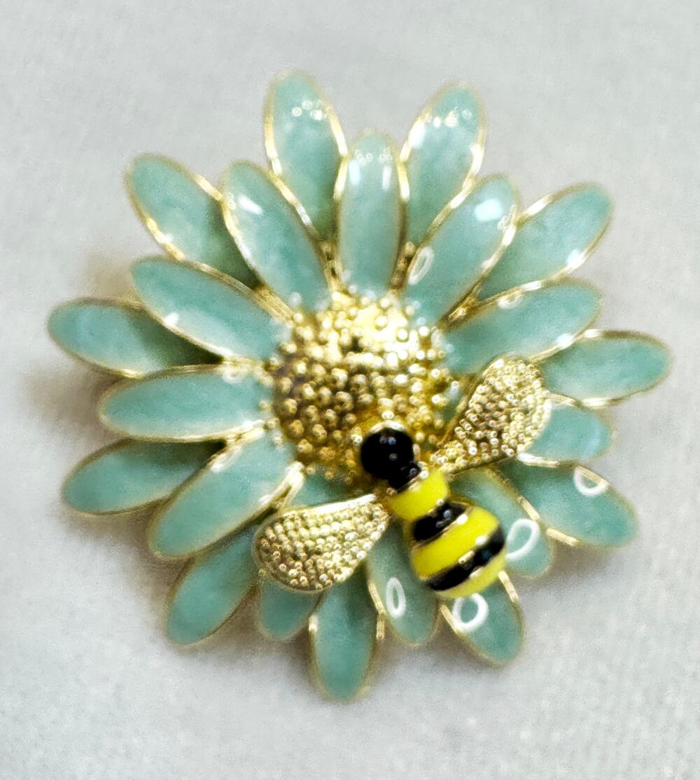 New Enamel Daisy Bee Brooch Pin Blue Flower Gold Tone Nature Garden 1.75" CP198